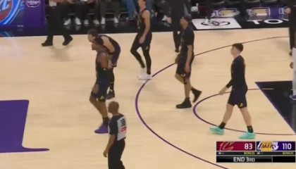 世界杯官方平台-湖三疯！湖人第三节轰下45分，单节净胜骑士15分&amp;amp;领先到27分