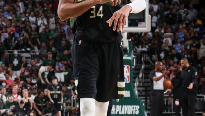 世界杯手机观看-字母哥终于放弃三分球 篮下14中10冲垮篮网防线